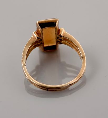 null Ring formed of three yellow gold links, 750 MM, set with a cameo on two-tone...