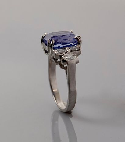 null White gold ring, 750 MM, set with a cushion-cut sapphire weighing 5.06 carats...