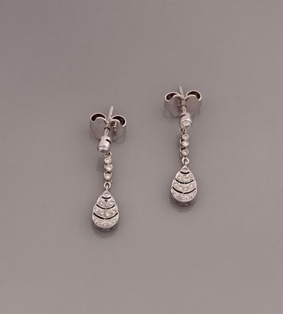 Petits pendants d'oreilles d'or gris, 750...