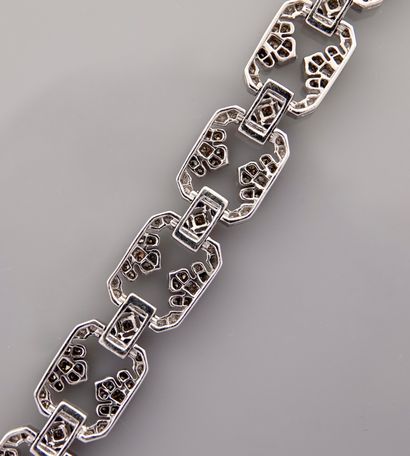 null Bracelet en or gris, 750 MM, formé de onze maillons ornés de diamants intercalés...