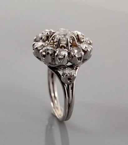 null Bague ronde à volutes d' or gris, 750 MM, recouverte de diamants total 1 carat...