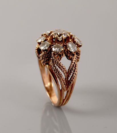 null Round ring in yellow gold, 750 MM, drawing twists centered on a brilliant-cut...