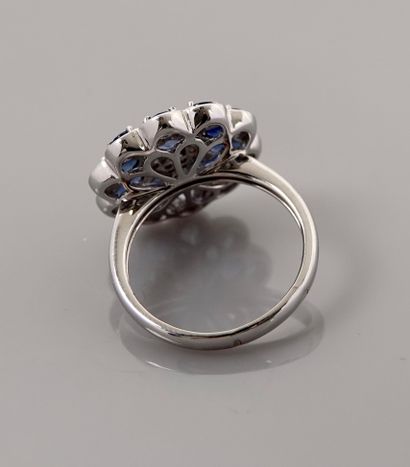 null Round ring in white gold, 750 MM, covered with sapphires total 3 carats and...