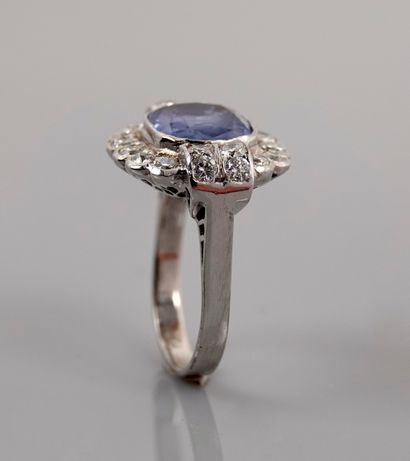 null White gold ring, 750 MM, centered with a cushion-cut sapphire weighing 3.55...