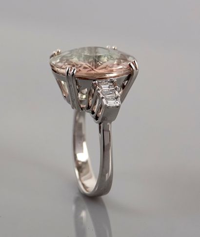 null Ring in white gold, 750 MM, set with a pale tourmaline, round weighing 11 carats...