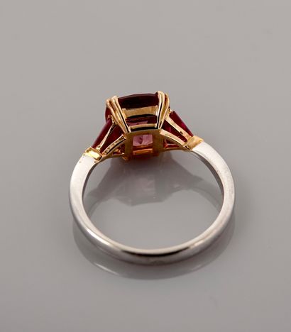 null Yellow gold ring, 750 MM, set with a cushion-cut pink tourmaline between two...