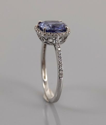 null White gold ring, 750 MM, set with a cushion-cut sapphire weighing 2.16 carats...