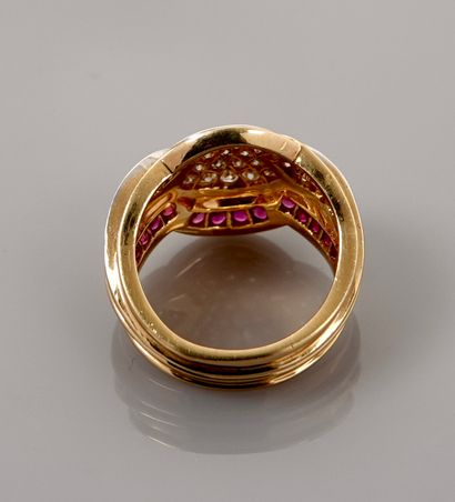 null Flat ring in yellow gold, 750 MM, centered with pave diamonds held by two diamond...