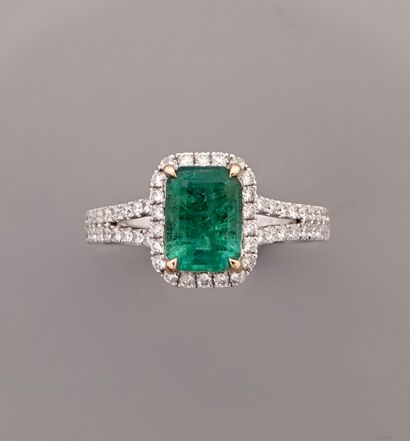 null White gold ring, 750 MM, set with an emerald-cut emerald weighing about 1.25...