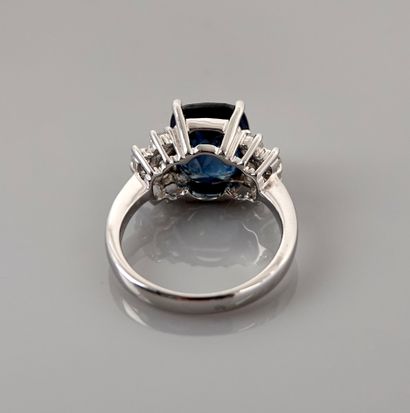 null 
Ring in white gold, 750 MM, set with a cushion-cut sapphire weighing 6.17 carats...