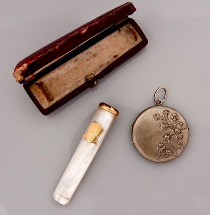 null Lot: Mother-of-pearl cigarette lighter, pastille and escutcheon in yellow gold,...