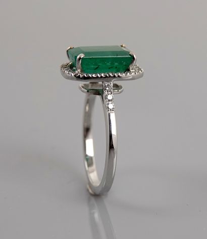 null Ring in white gold, 750 MM, centered on an emerald-cut emerald weighing 2.50...