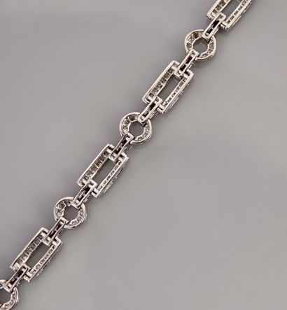 null Bracelet formed of round and rectangular links of white gold, 750 MM, underlined...