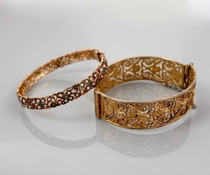 null Deux bracelets rigides ouvrants en métal doré,