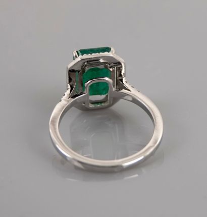 null Ring in white gold, 750 MM, centered on an emerald-cut emerald weighing 2.50...