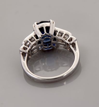 null Band ring in white gold, 750 MM, centered on an oval sapphire weighing 4.50...