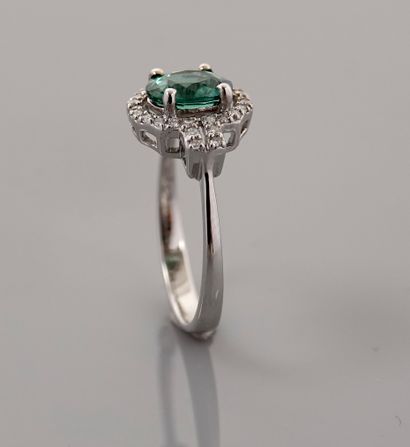 null White gold ring, 750 MM, set with an oval green tourmaline weighing 1.21 carats,...