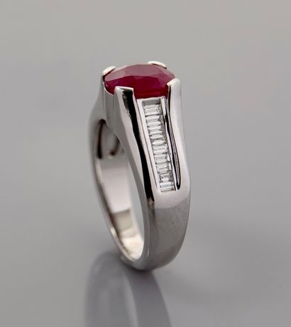 null Band ring in white gold, 750 MM, set with an oval ruby weighing 2.39 carats,...