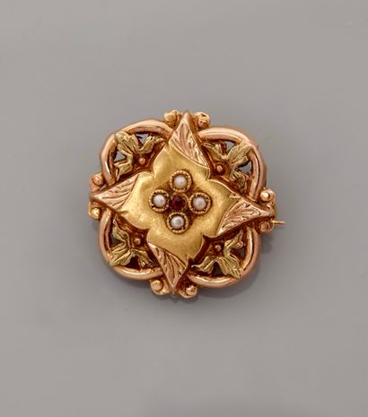 Small square brooch in yellow gold, 750 MM,...