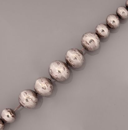 null Collier de perles en, argent 925 MM, gravé en légère chute enfilées sur une...