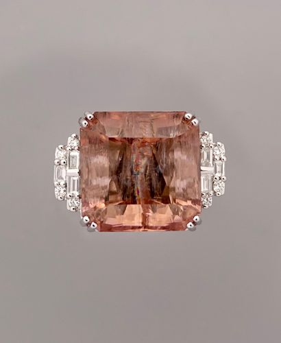 null Bague en or gris, 750 MM, ornée d'une tourmaline rose suiffée pesant 23 carats...