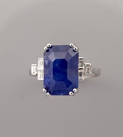 null 
White gold ring, 750 MM, set with an emerald cut sapphire weighing 7.59 carats...