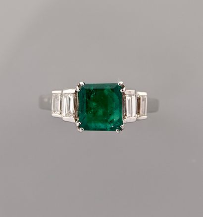 null White gold ring, 750 MM, set with an emerald-cut emerald weighing 1.82 carats...
