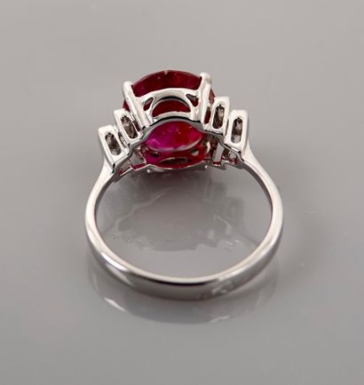 null 
Bague en or gris, 750 MM, ornée d'un rubis ovale pesant 4,80 carats certifié...