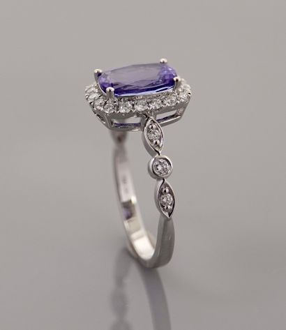 null White gold ring, 750 MM, set with a cushion-cut tanzanite weighing 1.65 carats...
