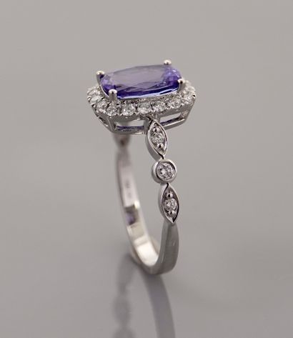 null Bague en or gris, 750 MM, ornée d'une tanzanite taille coussin pesant 1,65 carat...