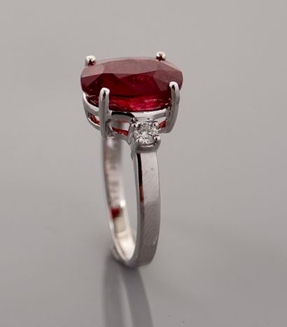 null 
Ring in white gold, 750 MM, set with an oval translucent ruby weighing 6.22...