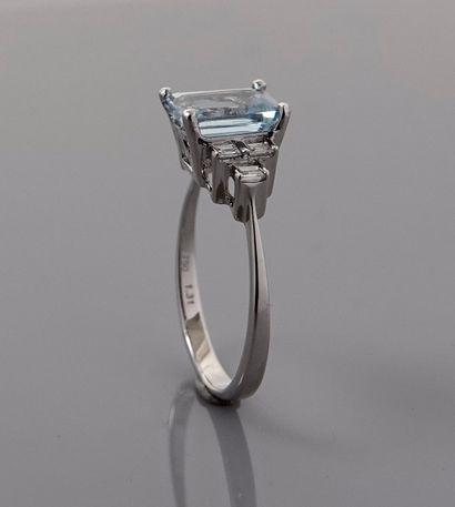 null White gold ring, 750 MM, set with an emerald-cut aquamarine weighing 1.31 carats,...