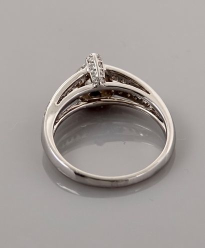 null Ring drawing two links of white gold, 750 MM, underlined by diamonds and linked...