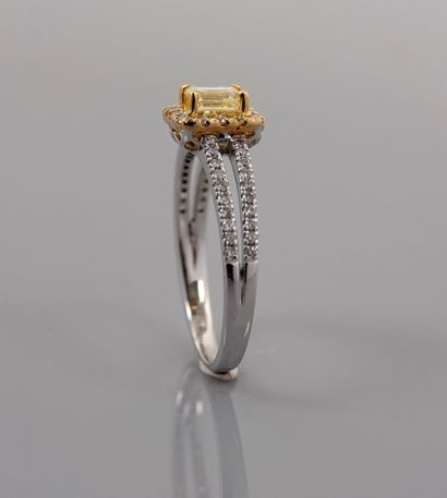 null White gold ring, 750 MM, centered with an emerald-cut yellow diamond weighing...