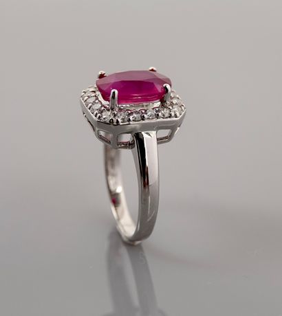 null White gold ring, 750 MM, set with an oval ruby weighing 3.54 carats certified...
