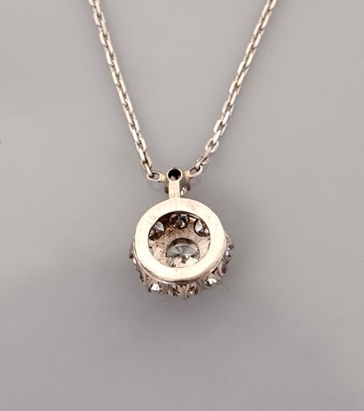 null Chain and pendant in white gold, 750 MM, forming a round flower centered on...