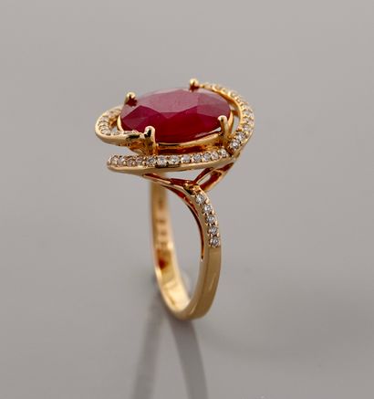 null Yellow gold ring, 750 MM, set with an oval treated ruby weighing 4.40 carats...