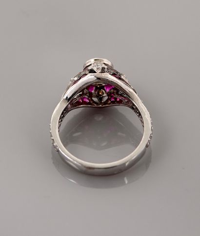 null Bague dôme en or gris, 750 MM, centrée d'un diamant pesant 0,70 carat en sertissure...