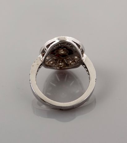 null Ring drawing an oval tray in white gold, 750 MM, centered of a diamond hemmed...