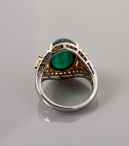 null Two gold ring, 750 MM, displaying a cabochon emerald weighing approximately...
