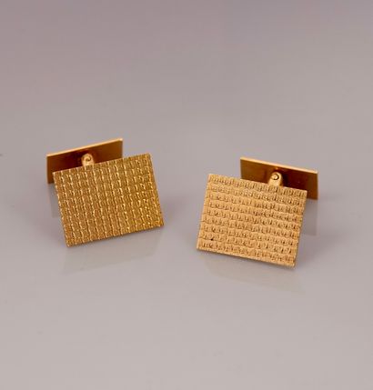 null Pair of checkerboard cufflinks in yellow gold, 750 MM, measures 8 x 9 mm, circa...
