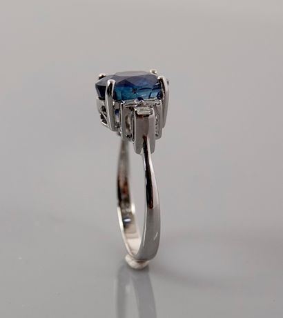 null White gold ring, 750 MM, set with an oval sapphire weighing 4.03 carats certified...