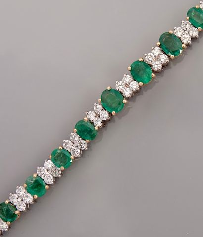 null Important line bracelet in white gold, 750 MM, adorned with twenty oval emeralds...