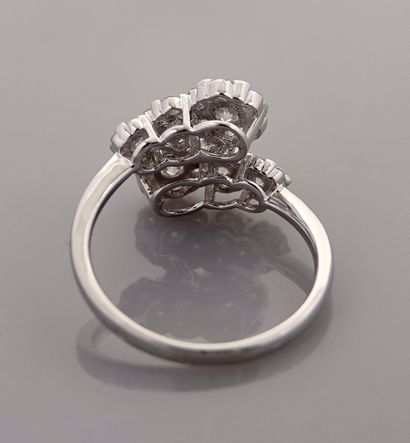 null Ring you and me in white gold, 750 MM, drawing six flowers covered with diamonds...