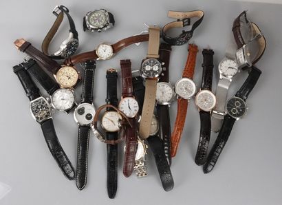 null "Un lot de 20 montres moderne en acier et métal, à mouvements quartz, certaines...