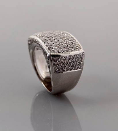 null Ring with white gold plate, 750 MM, covered and worn by very white diamonds...