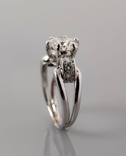 null 
Bague en , platine 900 MM, centrée d'un diamant taille brillant pesant 1,64...