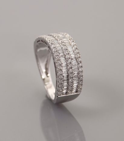 null Band ring in white gold, 750 MM, centered on a line of brilliant-cut diamonds...