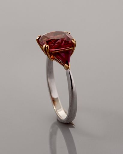 null Yellow gold ring, 750 MM, set with a cushion-cut pink tourmaline between two...