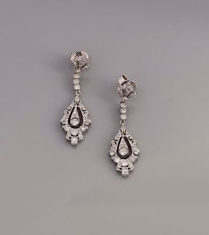 null Earrings in white gold, 750 MM, identically covered with diamonds including...